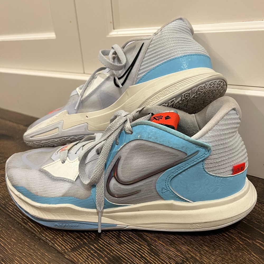 Kyrie Low Court Shoes         M7.5   W9.5